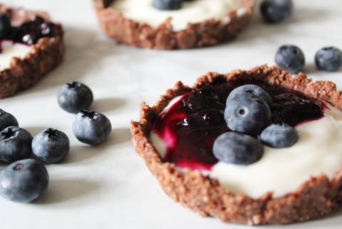 Mini tarts with a creamy filling and blueberries
